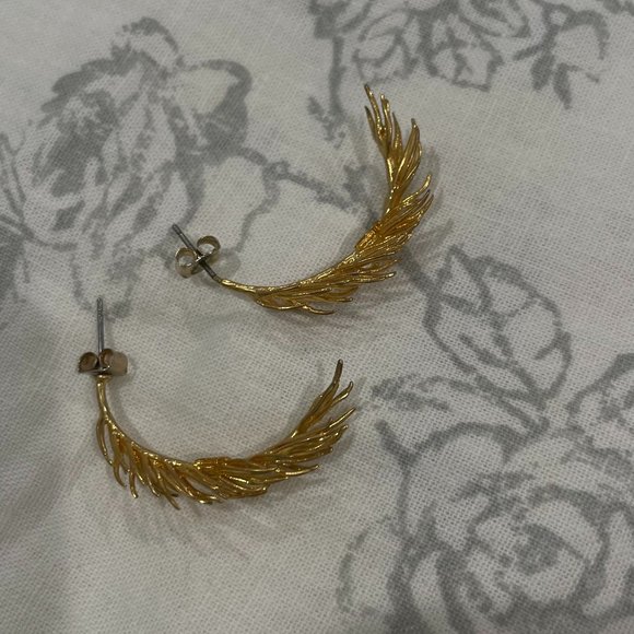 Gold Feather Hoop Earrings - Picture 1 of 2